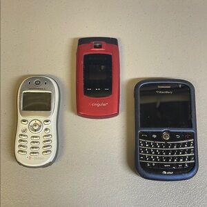 Motorola, Samsung and Blackberry set of 3 vintage cell phones 90’s 2000’s